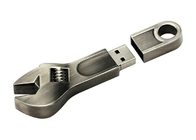 La forma plateada de la llave inglesa de memoria USB del metal 64G 2,0 con graba el logotipo